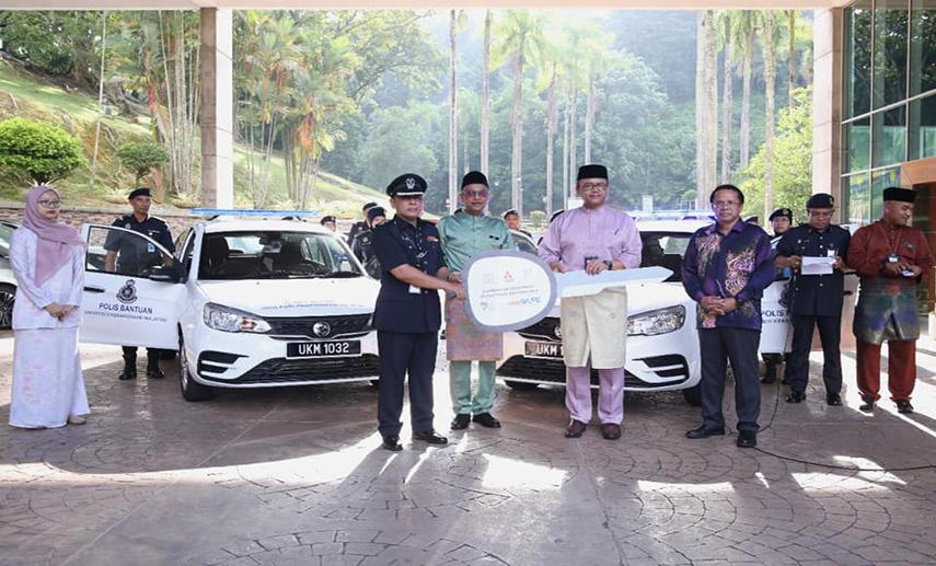 Pasukan Keselamatan UKM Terima 2 Buah Kereta Peronda Polis Bantuan ...