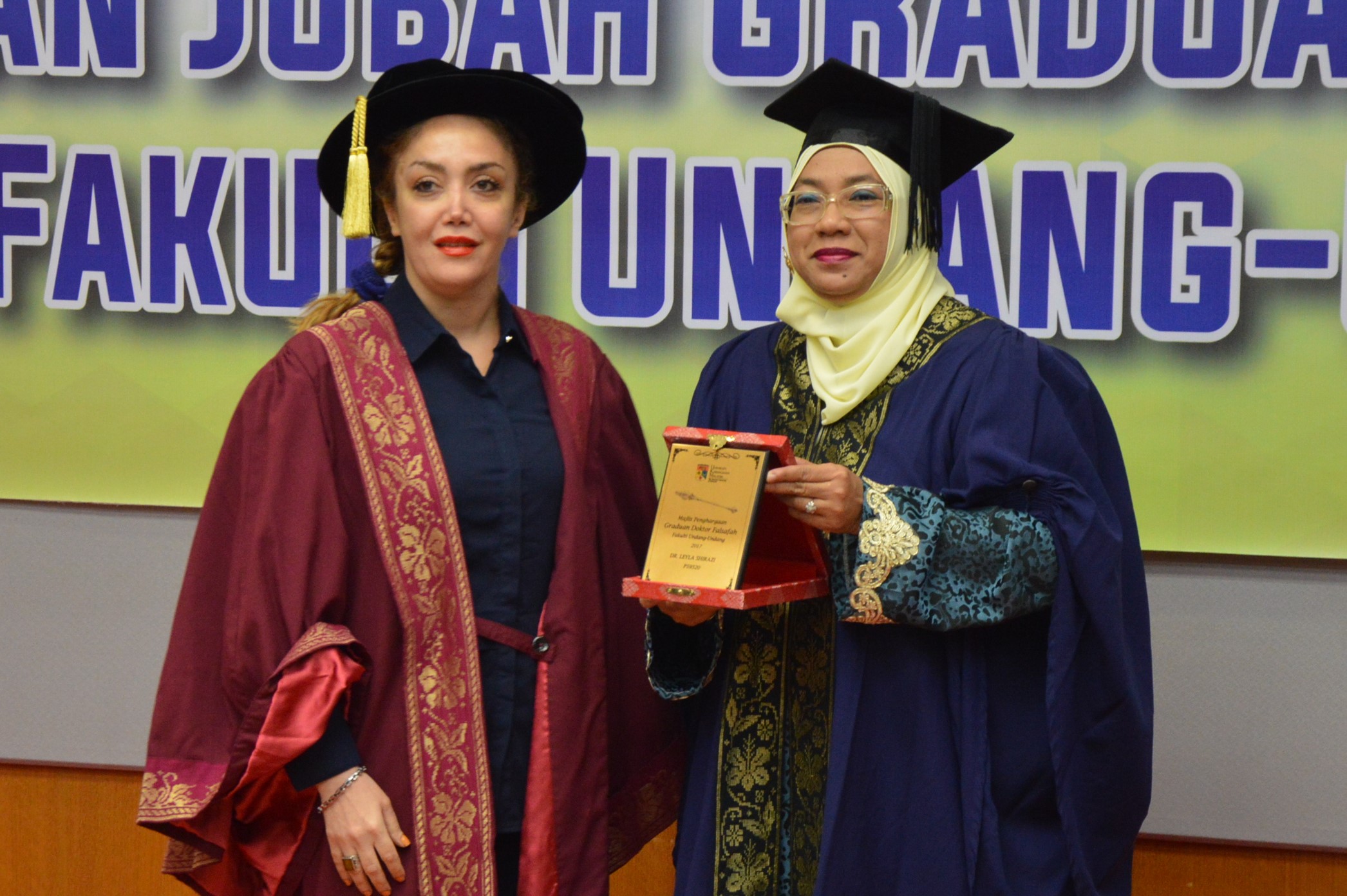 Majlis Penghargaan Penyelia dan Penyarungan Jubah Graduan PhD FUU 2017 ...