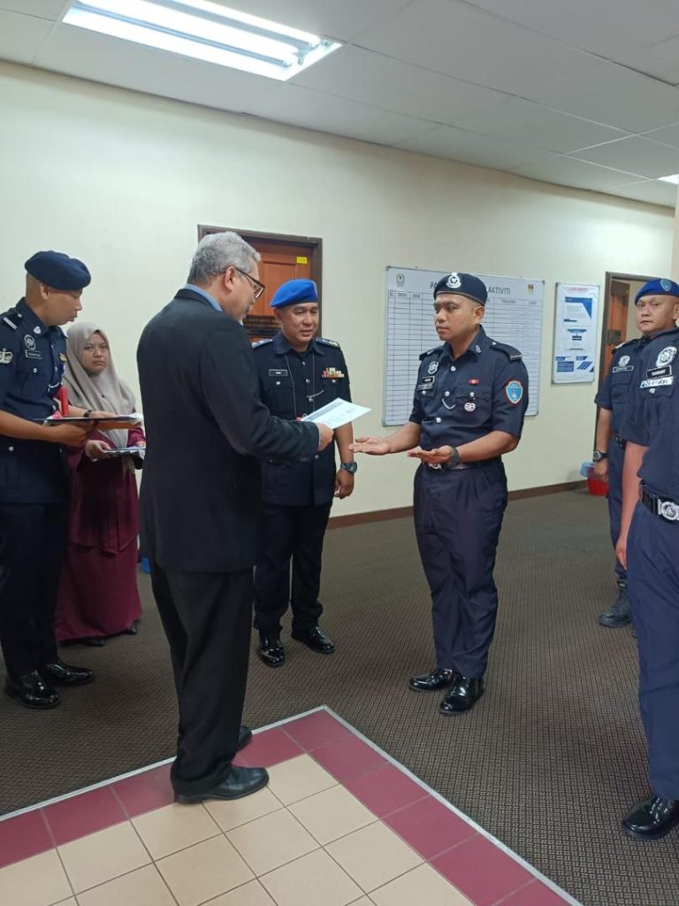 Majlis Pemakaian Pangkat Kepada Anggota Bahagian Keselamatan/Polis ...